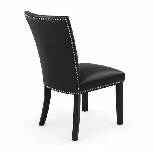 Chaise en cuir avec clous décoratifs noirs